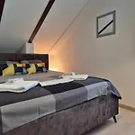 Apartament Renovated Skorin *